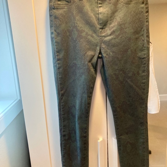 7 For All Mankind Jean Snake Print High-Rise Skinny - Picture 5 of 13